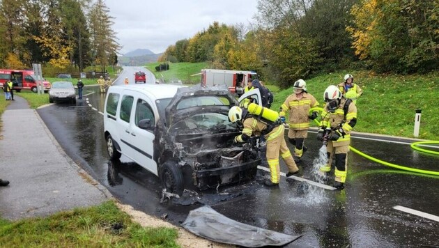 Das Auto wurde an einer Bushaltestelle abgestellt. (Bild: Freiwillige Feuerwehr Anthering)