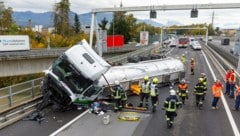 Der Lkw geriet vor dem Pfändertunnel ins Schleudern. (Bild: Bernd Hofmeister)