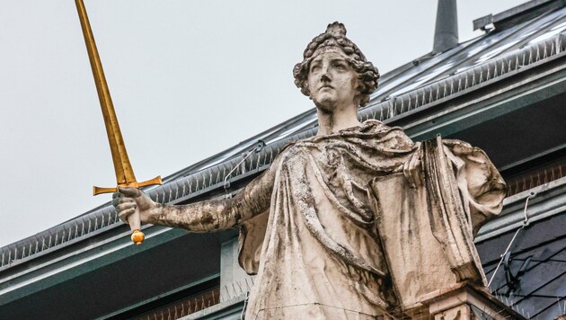 Die „Jusitita“ am Dach des Salzburger Landesgerichtes