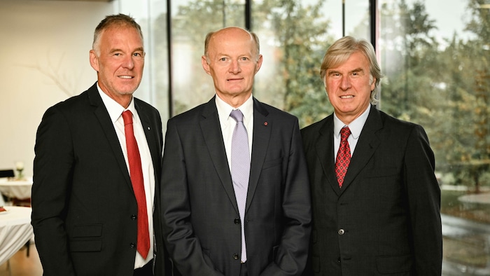 Oberbank-Generaldirektor Franz Gasselsberger (M.) fachsimpelte mit Energie-AG-Finanzvorstand ...