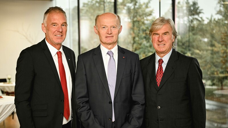 Oberbank-Generaldirektor Franz Gasselsberger (M.) fachsimpelte mit Energie-AG-Finanzvorstand Andreas Kolar (l.) und Georg Starhemberg über anstehende Waldarbeiten. (Bild: Markus Wenzel)