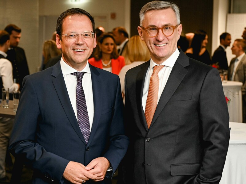 Klaus Kumpfmüller (Hypo OÖ) mit Robert Ottel (Voestalpine). (Bild: Markus Wenzel)