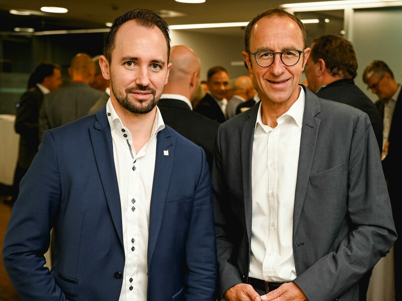 Markus Auer (VKB-Bank) mit Andreas Haider, dem Chef der UNIGruppe. (Bild: Markus Wenzel)