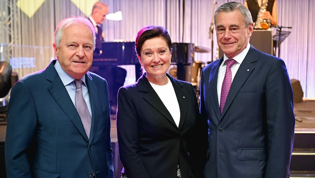 RLB-OÖ-Generaldirektor Heinrich Schaller (r.) mit Sigrid Burkowski, die seit Juli im Vorstand ist, und Leo Windtner. (Bild: Markus Wenzel)