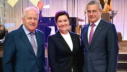 RLB-OÖ-Generaldirektor Heinrich Schaller (r.) mit Sigrid Burkowski, die seit Juli im Vorstand ist, und Leo Windtner. (Bild: Markus Wenzel)