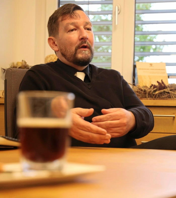 Elsenhuber (41) ist Trauerredner, und Koch im Gasthof Post, der seiner Frau gehört.