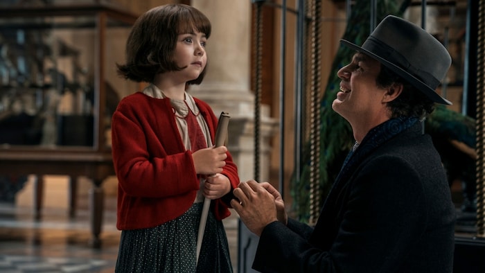 Mark Ruffalo mit Nell Sutton, die Marie-Laure als Kind darstellt. 