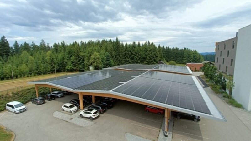 Seit Juli ist die PV-Anlage am Dach des Carports in Betrieb. (Bild: Hotel AVIVA Betriebs GmbH)