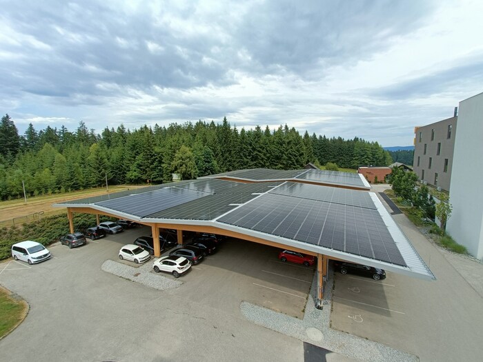 Seit Juli ist die PV-Anlage am Dach des Carports in Betrieb.