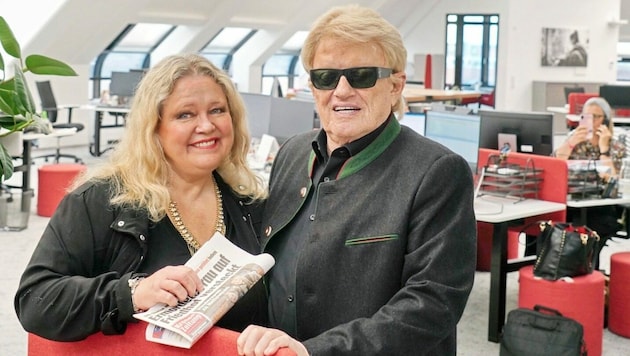 Anita Hegerland und Heino auf Besuch in unserem Newsroom (Bild: Sepp Pail)