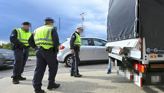 Österreichische Beamte kontrollieren an der slowakischen Grenze einen Lkw. (Bild: HANS KLAUS TECHT / APA / picturedesk.com, Krone KREATIV)