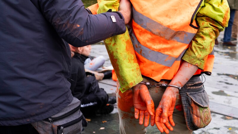 Ein abgeführtes Mitglied der Letzten Generation nach einer Protestkundgebung in Berlin (Bild: AP)