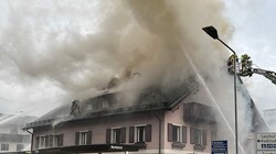 Im Zentrum von Altenmarkt im Pongau kam es zu einem Großbrand eines Mehrfamilien- und Geschäftshauses. (Bild: Feuerwehren Bezirk Pongau)