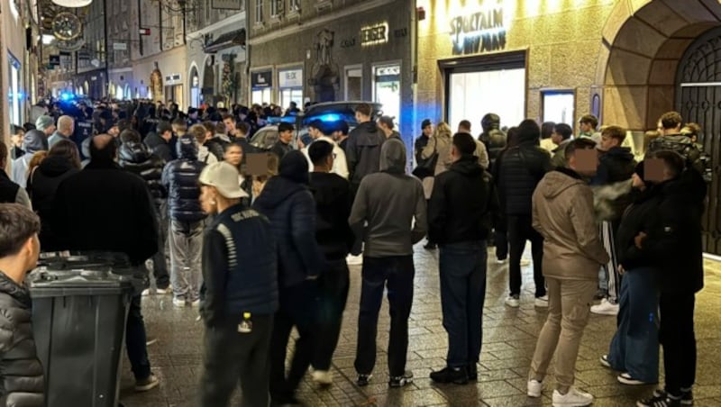 In der Getreidegasse sammelten sich immer mehr Menschen (Bild: Krone KREATIV/Markus Tschepp)