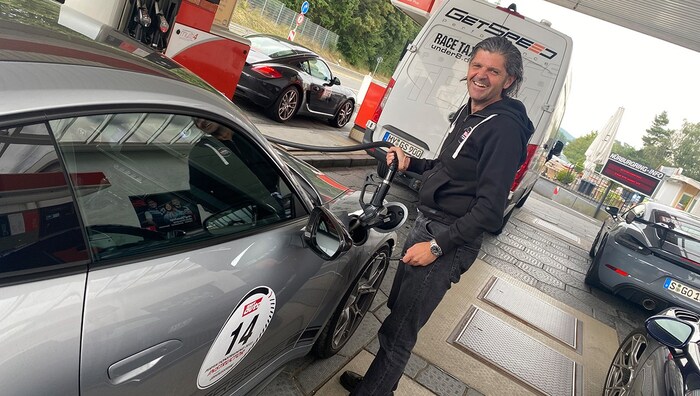 Timo Kluck beim Tanken. Trinkfest ist an Rennstreckentagen nur das Auto - in diesem Fall rund 30 ...