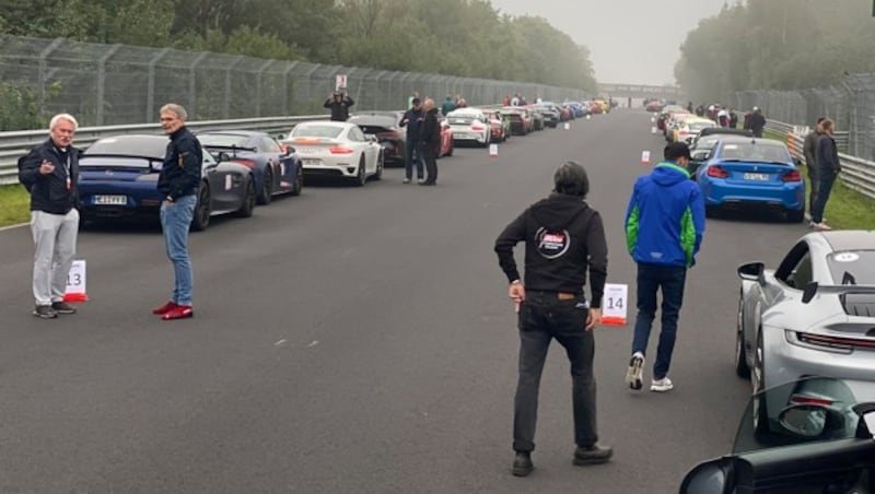 Around 200 participants share the route without getting in each other's way. The vehicles are all sporty to very sporty. (Bild: Stephan Schätzl)