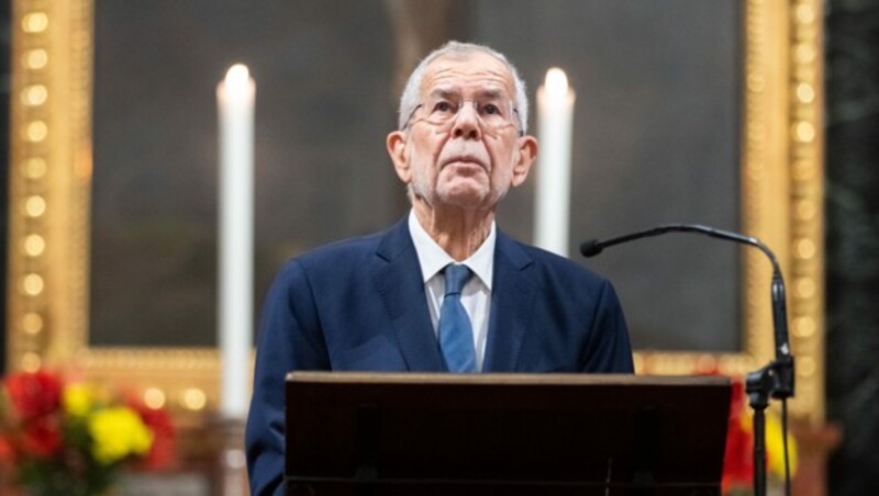 Die Sorgenfalten wurden bei Bundespräsident Alexander Van der Bellen auch 2023 nicht weniger ... (Bild: APA/Georg Hochmuth)