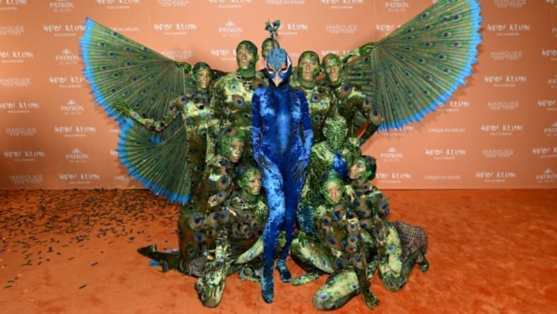 Heidi Klum verkleidete sich zu Halloween als riesiger Pfau - und brauchte für das aufwendige Kostüm zehn Helfer. (Bild: APA/Getty Images via AFP/GETTY IMAGES/Noam Galai)