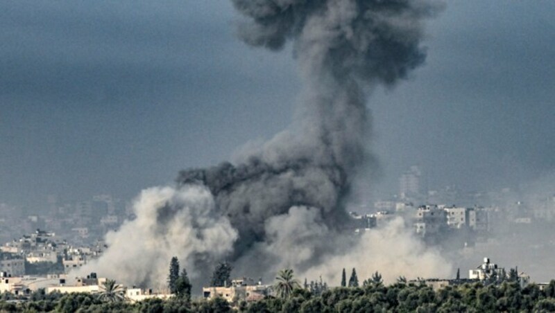 Die israelische Armee hat laut eigenen Angaben seit Beginn des Krieges im Nahen Osten 11.000 Ziele im Gazastreifen beschossen. (Bild: APA/AFP/Yuri Cortez)