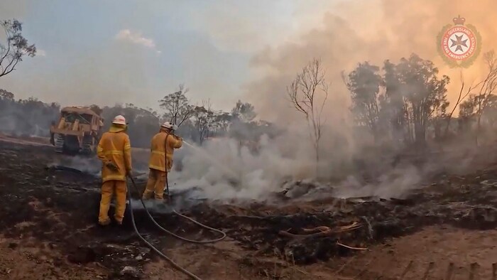 Die Feuerwehr kämpft im Osten Australiens gegen die Flammen.