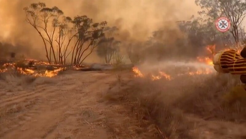 In den Brandgebieten ist die Lage immer noch instabil. (Bild: APA/Queensland Fire And Emergency Services via AP)