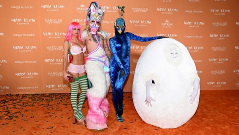 Diese Familie liebt Halloween: Heidi Klum mit Tochter Leni, Schwager Bill und Ehemann Tom Kaulitz (Bild: APA/Getty Images via AFP/GETTY IMAGES/Noam Galai)