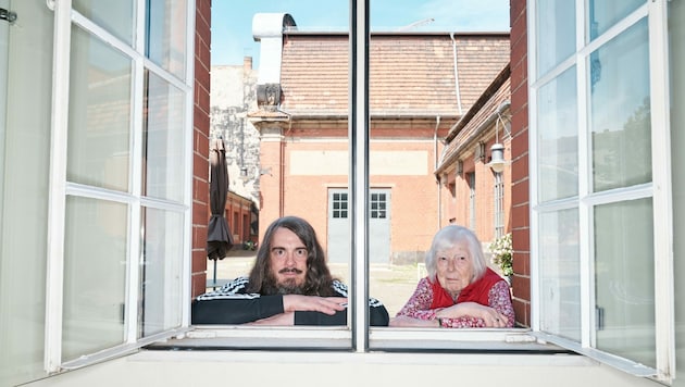 Jonathan Meese und Mutter Brigitte (Bild: Volkstheater / Jana Edisonga)