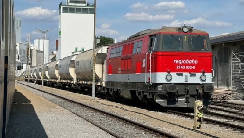 Hier startet „Melanie“ mit schwerem Gepäck ... (Bild: Regiobahn Ernstbrunn)