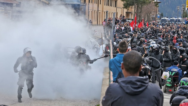 Rauchbomben gegen die Polizei bei der „Anarchisten-Schlacht“ (Bild: Christof Birbaumer)