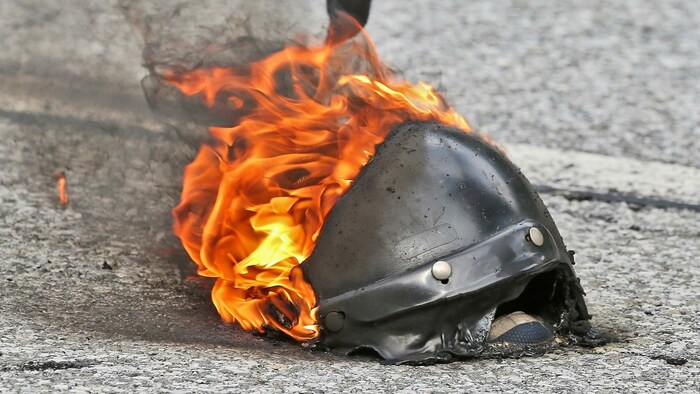 Brennende Ausrüstung, insgesamt 17 Polizisten wurden verletzt.