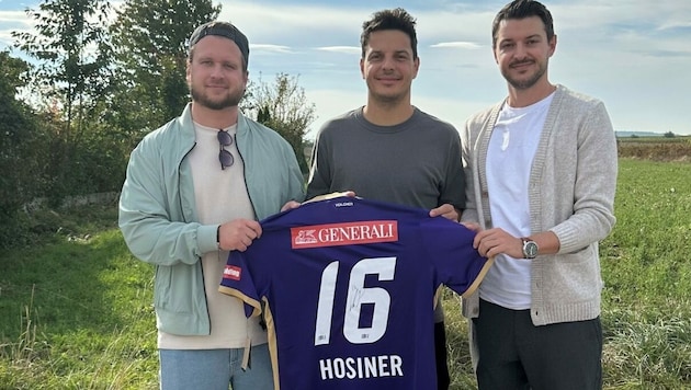 Thomas Steiger (li.) und Michael Pinter (re.) mit Philipp Hosiner, der die Wiener Austria in der Saison 2012/13 zum bislang letzten Meistertitel schoss. Auf Instagram wird ein signiertes Trikot verlost. (Bild: zVg)