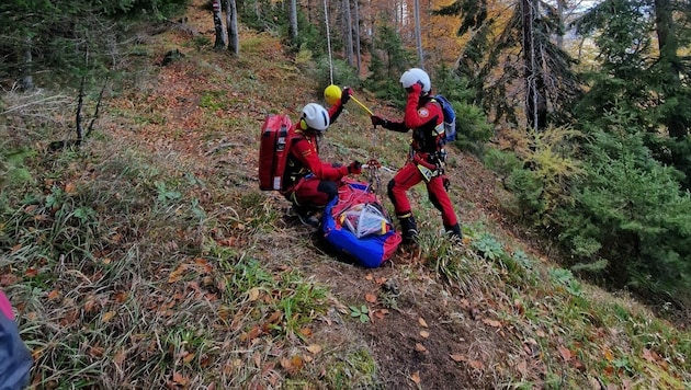 Die Bergrettung Grünau barg die verletzte Seniorin. (Bild: Bergrettung Grünau)