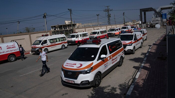 Rettungsautos mit Palästinensern, die bei israelischen Luftangriffen verletzt wurden, warten am ...
