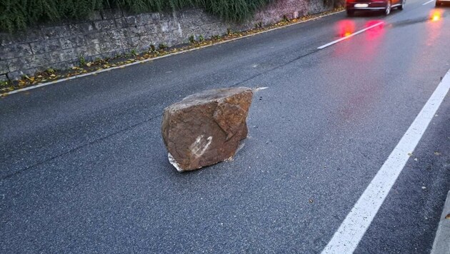 Ein Stein donnerte auf die B88. (Bild: Feuerwehr Radenthein)