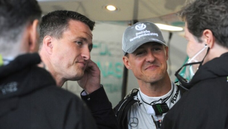 Ralf Schumacher (l.) hat sich zum tragischen Unfall seines Bruders Michael (r.) geäußert. (Bild: AFP PHOTO / TOSHIFUMI KITAMURA, Photoshop)