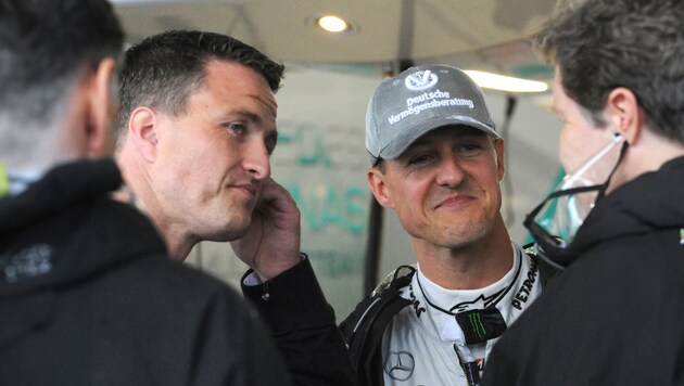 Ralf Schumacher (l.) hat sich zum Zustand seines Bruders Michael (r.) geäußert. (Bild: AFP PHOTO / TOSHIFUMI KITAMURA, Photoshop)