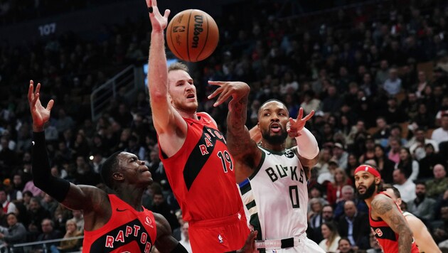 Jakob Pöltl (19) im Duell mit Milwaukees Damian Lillard (Bild: Nathan Denette/The Canadian Press via AP)