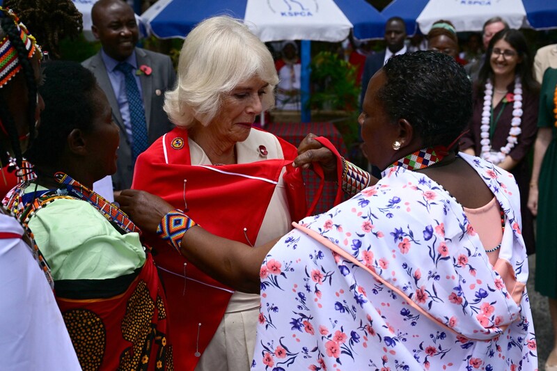 Camilla bekam von der "Kenya Society for the Protection and Care of Animals" die traditionelle Shuka geschenkt. (Bild: APA/AFP/POOL/Ben Stansall)