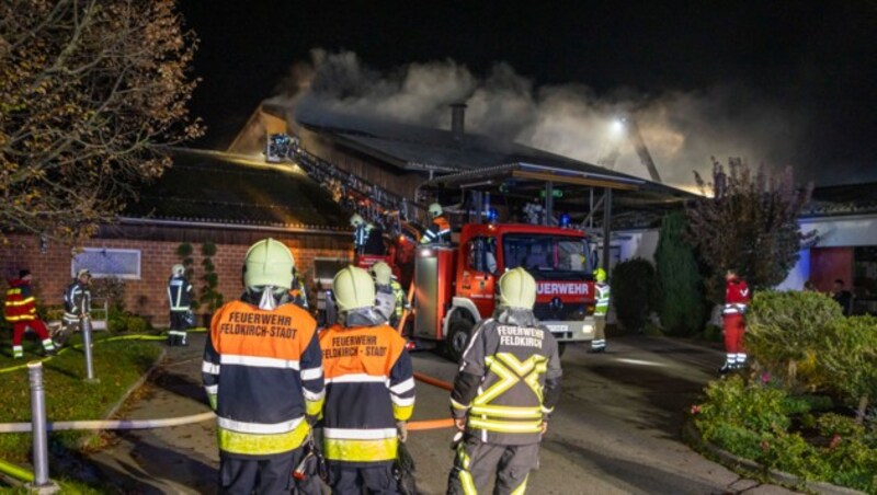Insgesamt waren sechs Feuerwehren im Einsatz. (Bild: Stefan Zangerl / mathis.studio)