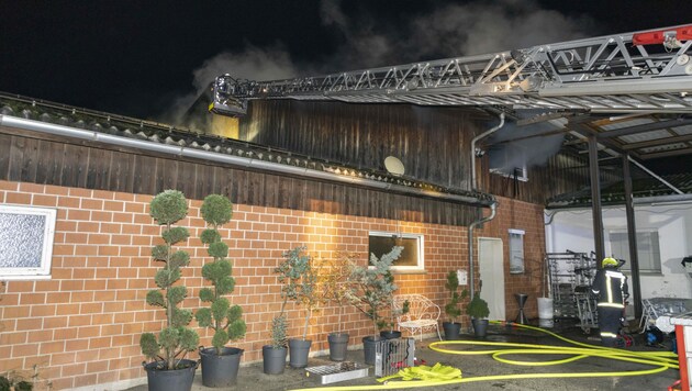 Die Feuerwehr brachte den Brand rasch unter Kontrolle. (Bild: Stefan Zangerl / mathis.studio)