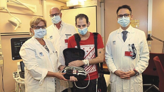 Die Ärzte Tschernko, Laufer, Zimpfer (v. li.) mit Patient K. (Bild: Klemens Groh)