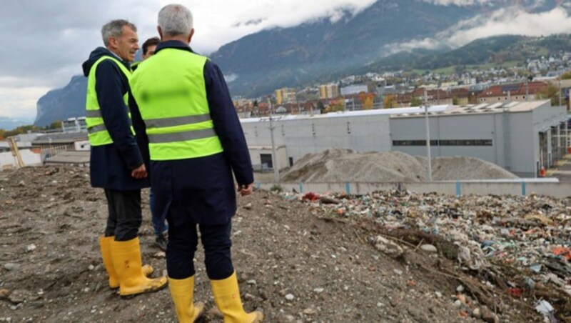 Innsbrucks Bürgermeister Georg Willi machte sich vor Ort ein Bild von der illegalen Deponie. (Bild: IKM/F. Bär, Krone KREATIV)