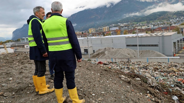 Innsbrucks Bürgermeister Georg Willi machte sich vor Ort ein Bild von der illegalen Deponie.