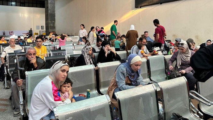 Inhaber eines ausländischen Passes, die aus dem Gazastreifen kommen, ruhen sich in einer Halle ...