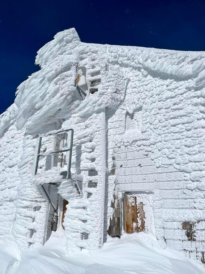 1. November 2023: Die Erzherzog-Johann-Hütte ist komplett vereist.