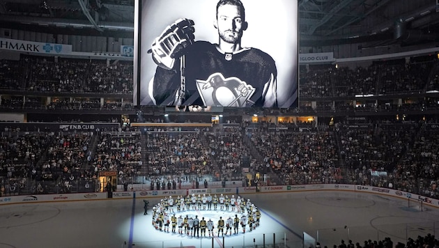 Die Pittsburgh Penguis gedachten ihrem tragisch verstorbenen einstigen Crack Adam Johnson. (Bild: Gene J. Puskar)