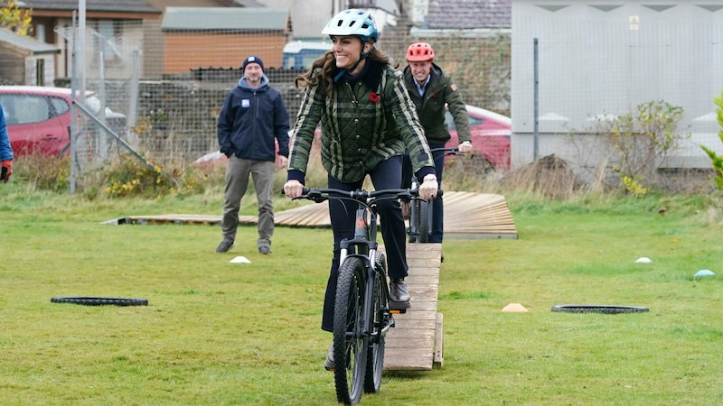 Kate zeigt auf dem Fahrrad, wie sportlich sie ist. (Bild: APA/Jane Barlow/Pool via AP)