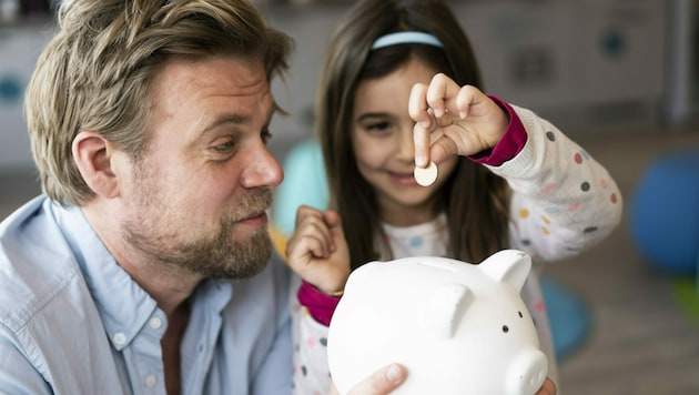 Wer rechtzeitig mit dem Sparen beginnt, gibt seinem Kind einen guten Start ins Erwachsenenleben. (Bild: Joseffson / Westend61 / picturedesk.com)