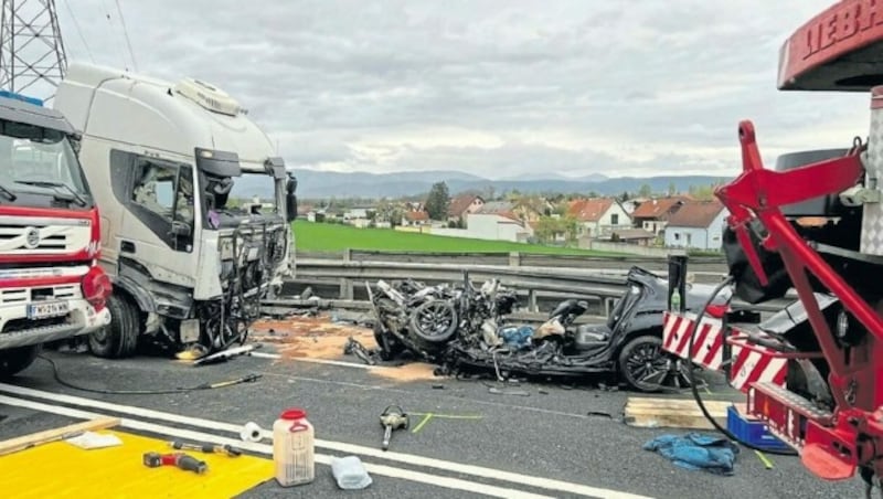 Das Fahrzeug der 49-Jährigen war nach dem Unfall kaum noch wiederzuerkennen. (Bild: Monatsrevue/Thomas Lenger)