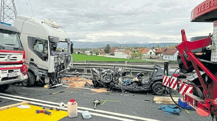 Das Fahrzeug der 49-Jährigen war nach dem Unfall kaum noch wiederzuerkennen.